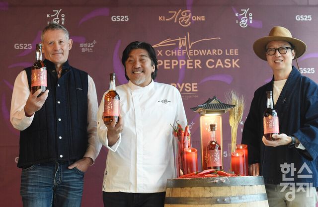 기원(Ki One) 위스키가 16일 오전 서울 마포구 홍대 라이즈 호텔에서 흑백요리사 에드워드 리 셰프와 협업, 리미티드 에디션 ‘레드 페퍼 캐스크 (RED PEPPER CASK)'를 출시한 가운데 앤드류 샌드 블랜드마스터, 에드워드 리 셰프, 도정한 기원 위스키 대표가&nbsp; 포즈를 취하고 있다./ 이호형 기자 leemario@sporbiz.co.kr 2025.12.16