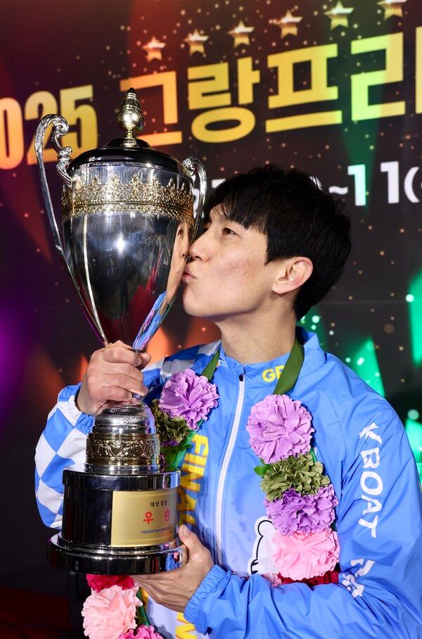 2025 그랑프리 경정에서 우승한 김도휘가 트로피에 입맞춤을 하고 있다. /경륜경정총괄본부 제공