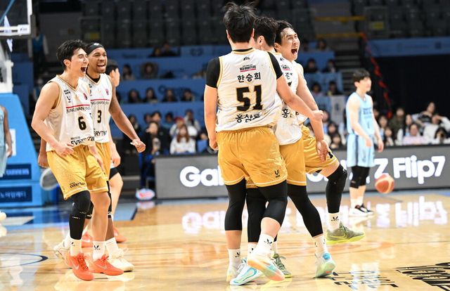프로농구 안양 정관장 선수들이 환호하고 있다. /KBL 제공