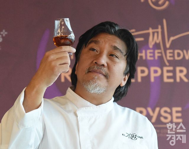 흑백요리사 에드워드 리 셰프가 16일 오전 서울 마포구 홍대 라이즈 호텔에서 기원(Ki One) 위스키와 협업, 출시한 리미티드 에디션 ‘레드 페퍼 캐스크 (RED PEPPER CASK)' 제품의 잔을 들고 포즈를 취하고 있다./ 이호형 기자 leemario@sporbiz.co.kr 2025.12.16
