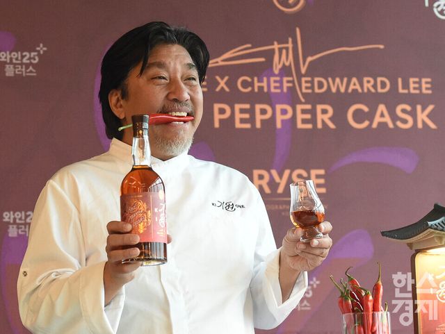 홍고추를 문 흑백요리사 에드워드 리 셰프가 16일 오전 서울 마포구 홍대 라이즈 호텔에서 기원(Ki One) 위스키와 협업, 출시한 리미티드 에디션 ‘레드 페퍼 캐스크 (RED PEPPER CASK)' 제품과 잔을 들고 포즈를 취하고 있다./ 이호형 기자 leemario@sporbiz.co.kr 2025.12.16