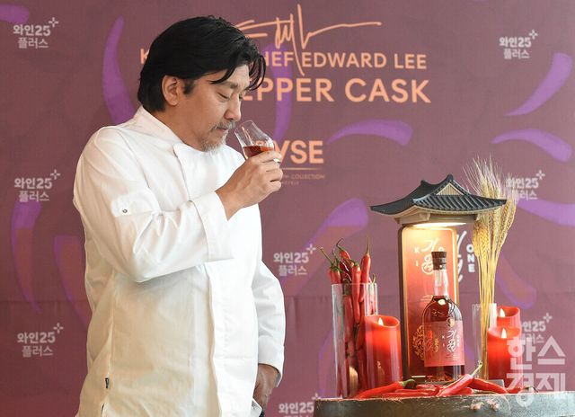 흑백요리사 에드워드 리 셰프가 16일 오전 서울 마포구 홍대 라이즈 호텔에서 기원(Ki One) 위스키와 협업, 출시한 리미티드 에디션 ‘레드 페퍼 캐스크 (RED PEPPER CASK)' 제품의 향을 맡고 있다./ 이호형 기자 leemario@sporbiz.co.kr 2025.12.16