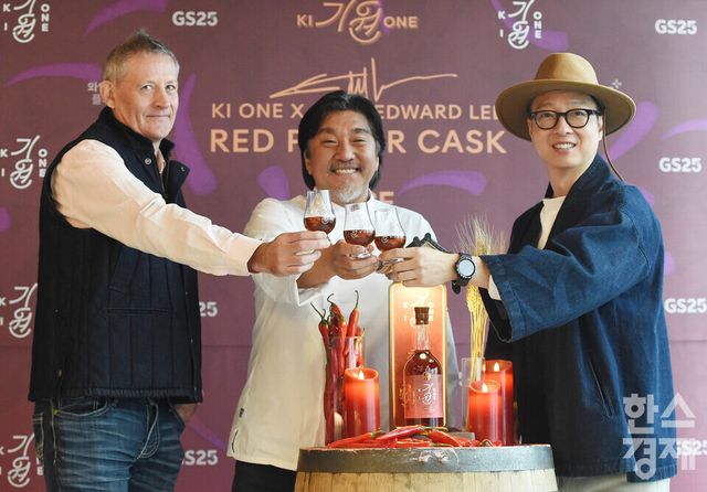 기원(Ki One) 위스키가 16일 오전 서울 마포구 홍대 라이즈 호텔에서 흑백요리사 에드워드 리 셰프와 협업, 리미티드 에디션 ‘레드 페퍼 캐스크 (RED PEPPER CASK)'를 출시한 가운데 앤드류 샌드 블랜드마스터, 에드워드 리 셰프, 도정한 기원 위스키 대표가 잔을 들고 포즈를 취하고 있다./ 이호형 기자 leemario@sporbiz.co.kr 2025.12.16