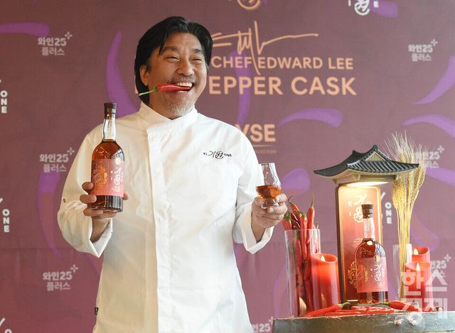 홍고추를 문 흑백요리사 에드워드 리 셰프가 16일 오전 서울 마포구 홍대 라이즈 호텔에서 기원(Ki One) 위스키와 협업, 출시한 리미티드 에디션 ‘레드 페퍼 캐스크 (RED PEPPER CASK)' 제품과 잔을 들고 포즈를 취하고 있다./ 이호형 기자 leemario@sporbiz.co.kr 2025.12.16