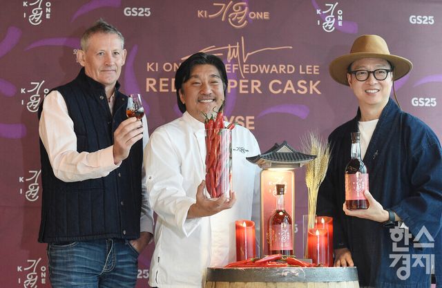 기원(Ki One) 위스키가 16일 오전 서울 마포구 홍대 라이즈 호텔에서 흑백요리사 에드워드 리 셰프와 협업, 리미티드 에디션 ‘레드 페퍼 캐스크 (RED PEPPER CASK)'를 출시한 가운데 앤드류 샌드 블랜드마스터, 에드워드 리 셰프, 도정한 기원 위스키 대표가 잔을 들고 포즈를 취하고 있다./ 이호형 기자 leemario@sporbiz.co.kr 2025.12.16