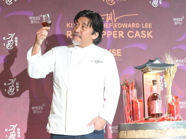 흑백요리사 에드워드 리 셰프가 16일 오전 서울 마포구 홍대 라이즈 호텔에서 기원(Ki One) 위스키와 협업, 출시한 리미티드 에디션 ‘레드 페퍼 캐스크 (RED PEPPER CASK)' 제품의 잔을 들고 포즈를 취하고 있다./ 이호형 기자 leemario@sporbiz.co.kr 2025.12.16