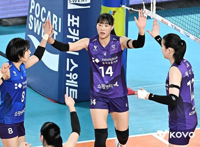 정윤주(가운데)가 동료들과 하이파이브하고 있다. /한국배구연맹 제공
