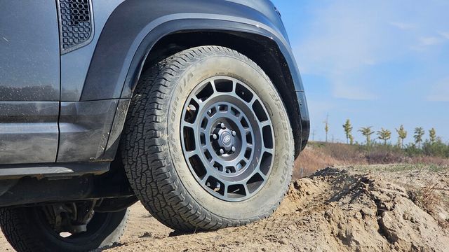 랜드로버 '디펜더 옥타'의 20인치 휠&타이어./곽호준 기자