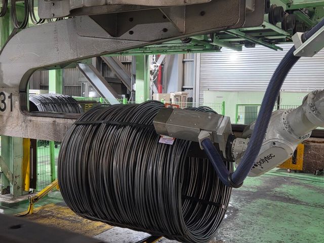 현대제철이 도입한 '선재 태깅 로봇'이 제품에 태그를 부착하고 있다./현대제철