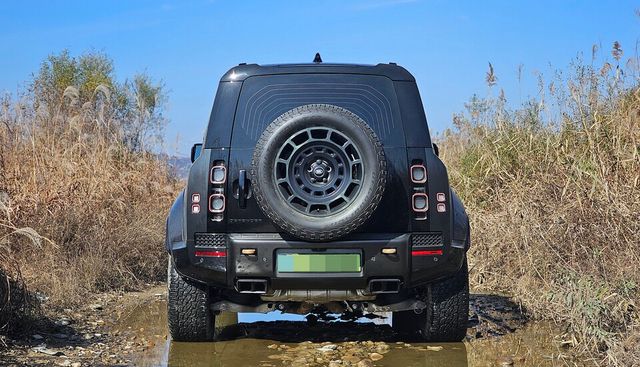 랜드로버 '디펜더 옥타'의 후면./곽호준 기자