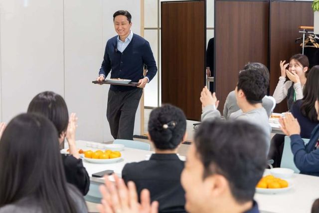 HD현대 정기선 회장이 이달 5일&nbsp; 임직원들의 김장나눔 봉사활동에 수육을 들고 나타난 모습. 출처=HD현대 인스타그램