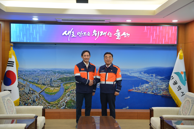 최윤범 고려아연 회장(왼쪽)이 17일 울산시를 방문해 김두겸 시장을 만나 미국제련소 건설과 채용 확대 계획, 온산제련소와의 시너지 등을 설명했다./고려아연