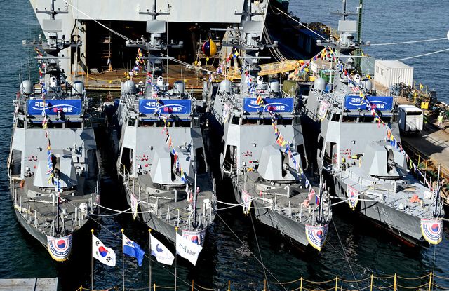 HJ중공업이 수주한 해군의 신형 고속정 ‘검독수리-B 배치-II’ 4척의 통합진수식./HJ중공업