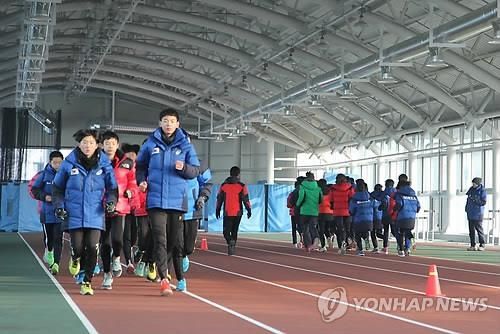 실내에서 운동 중인 유소년 선수들. /연합뉴스