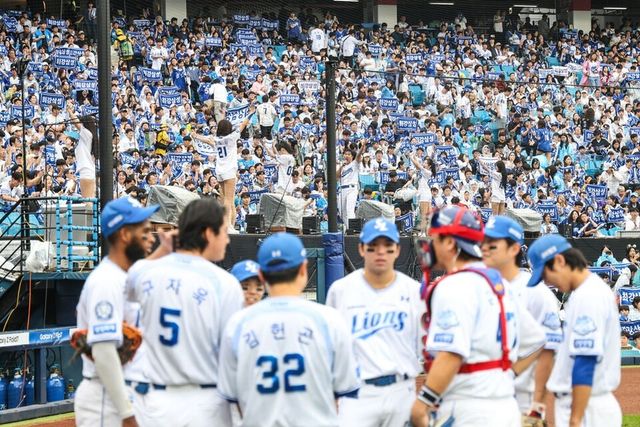 삼성 선수단이 경기 전 모여 이야기를 나누고 있다. /삼성 라이온즈 제공