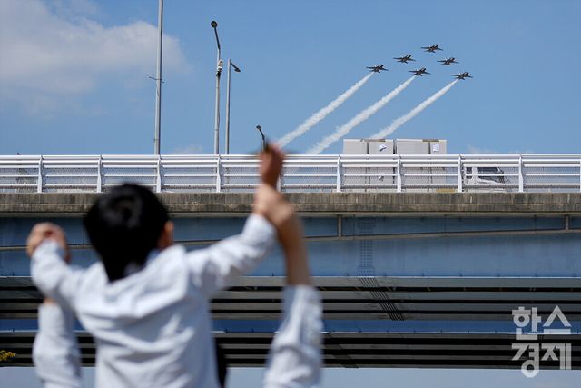 대한민국공군특수비행팀 블랙이글스(T-50B) 편대가 21일 오후 서울 영등포구 여의도 일대 상공에서 K-밀리터리 페스티벌 사전훈련을 하고 있다. 국군의 날 기념 블랙이글스 축하 비행은 다음 달 3일 오전 11시 40분과 오후 4시 40분에 각각 10분간 진행된다. /김근현 기자 khkim@sporbiz.co.kr