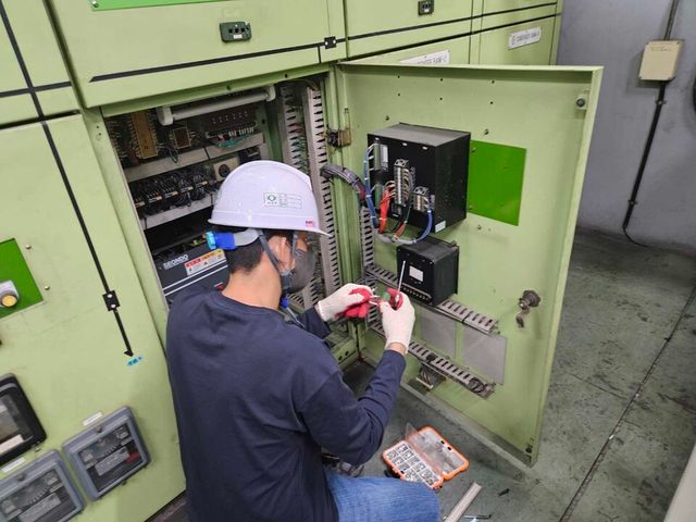 글래스돔 직원이 제조공정 실 데이터 수집 제품을 설치하고 있는 모습./글래스돔