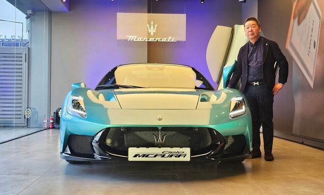 다카유키 기무라 마세라티코리아 총괄이&nbsp;17일 서울 용산구 마세라티 용산 전시장에서 공개한 'MC푸라(MCPURA)' 옆에서 기념 사진 촬영을 하고 있다./곽호준 기자