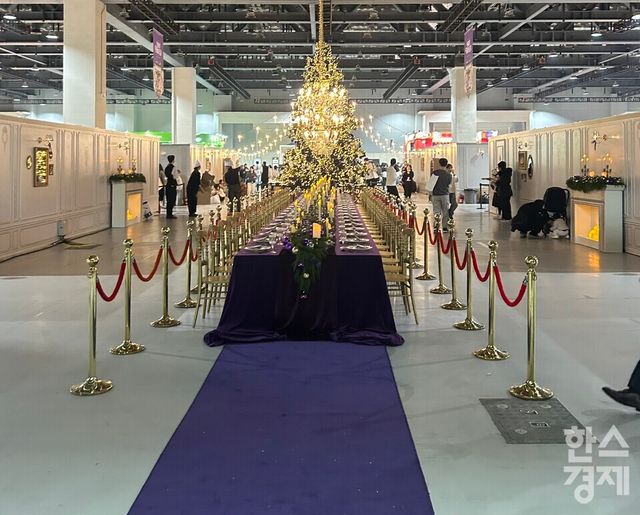 '홀리데이 테이블' 콘셉트로 꾸며진 내부./ 사진=하지현 기자