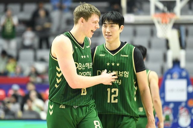 엘런슨(왼쪽)과 정효근. /KBL 제공