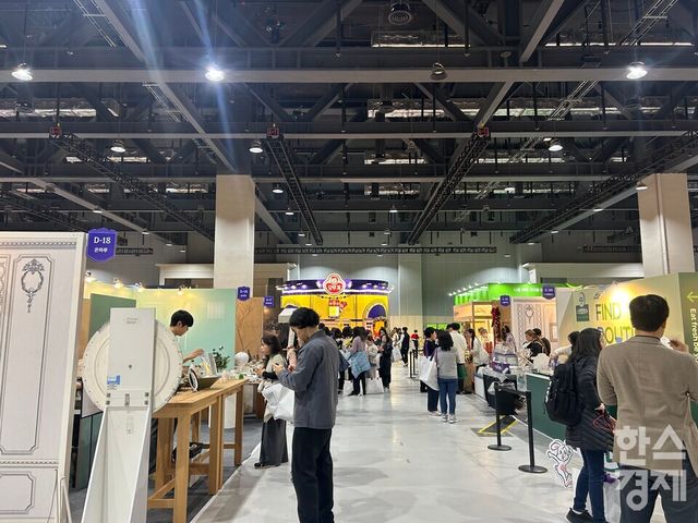 관람객들이 푸드페스타를 즐기고 있는 모습./ 사진=하지현 기자