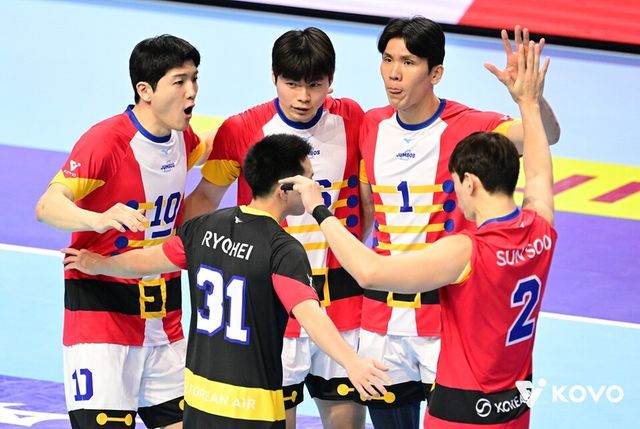 크리스마스 유니폼을 착용한 대한항공 선수단. /한국배구연맹 제공