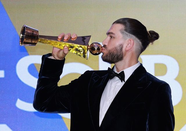 폰세가 트로피와 함께 기념 촬영하고 있다. /연합뉴스