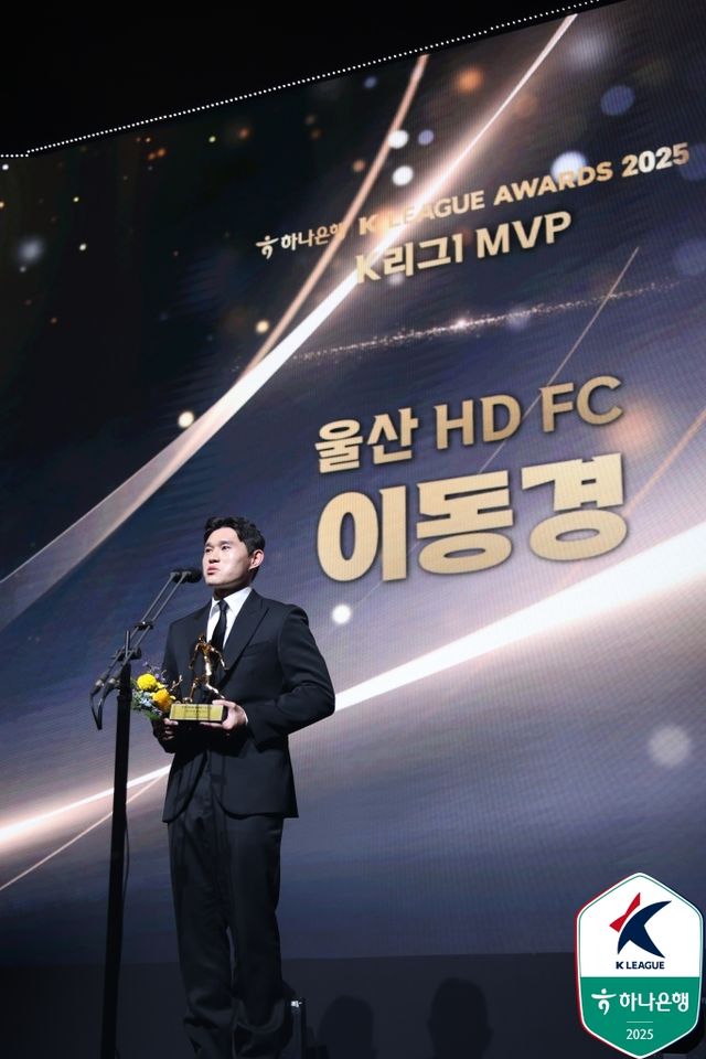 &nbsp;하나은행 K리그 2025 대상 시상식에서 K리그1 최우수선수(MVP)로 선정된 울산 HD 이동경. /한국프로축구연맹 제공