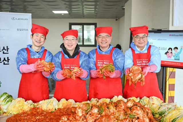 (왼쪽부터) 이병진 한국토요타자동차 부사장,&nbsp;오스카 츠요시 주부산일본국총영사관 총영사, 송석환 동일모터스&nbsp; 대표,&nbsp;콘야마 마나부 한국토요타자동차 대표이사 사장이 기념 촬영을 하고 있다./한국토요타자동차