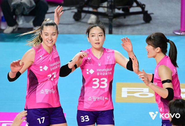 프로배구 V리그 여자부 흥국생명 이나연(가운데). /KOVO 제공