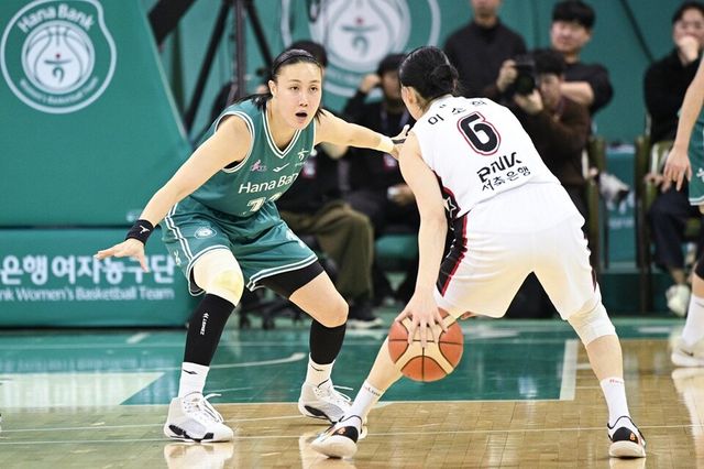 김정은(왼쪽)이 오른쪽 무릎에 붕대를 감고 수비에 나서고 있다. /WKBL 제공