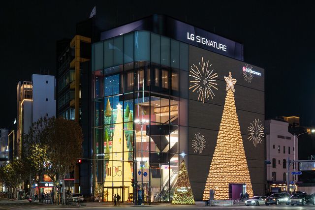 서울 강남구 도산대로에 위치한 ‘LG전자 플래그십 D5’ 외벽이 크리스마스 트리로 물들었다. LG전자는 크리스마스를 비롯해 계절에 따라 다양한 테마의 미디어 파사드를 통해 도심 속 새로운 시각적 즐거움을 제공할 예정이다./LG전자