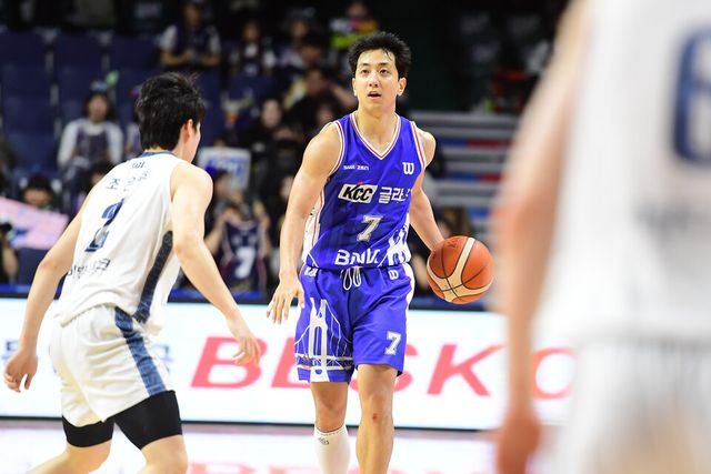 부산 KCC 허훈(7번)이 드리블을 하고 있다. /KBL 제공