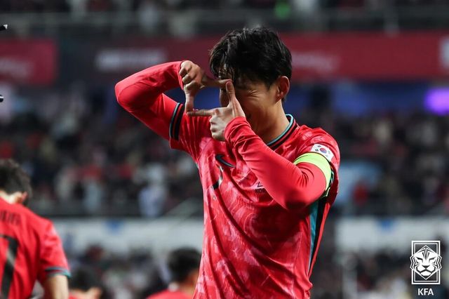 손흥민이 볼리비아전에서 프리킥 득점 후 찰칵 세리머니를 펼쳤다. /대한축구협회 제공