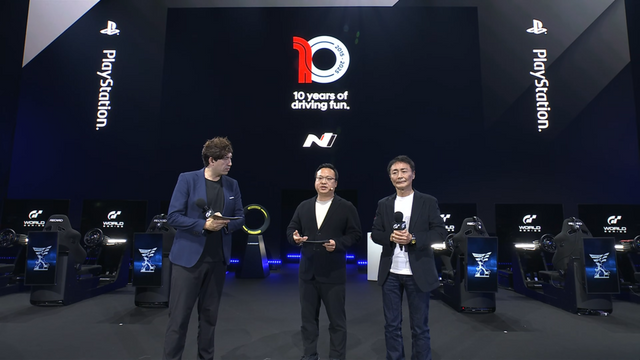 그란 투리스모 2025 월드 시리즈 최종전에서 (우측부터) 야마우치 카즈노리 폴리포니 디지털 대표, 박준우 현대자동차 N매니지먼트실장(상무)이 아반떼 N TCR 투입 등 내년 1월 예정인 그란 투리스모 업데이트를 발표하는 모습./현대자동차