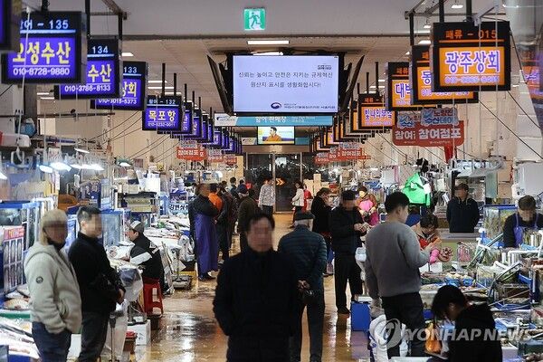 한국은행이 24일 발표한 '2025년 12월 소비자동향조사 결과'에 따르면 12월중 소비자심리지수(CCSI)는 109.9로 11월 대비 2.5p 하락했다.&nbsp;/연합뉴스