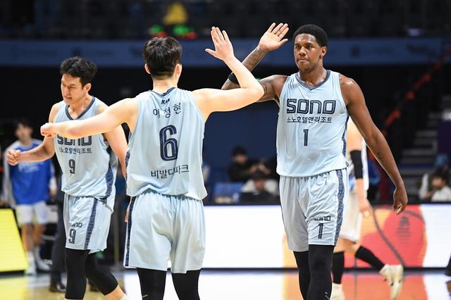 프로농구 고양 소노 네이던 나이트(왼쪽). /KBL 제공
