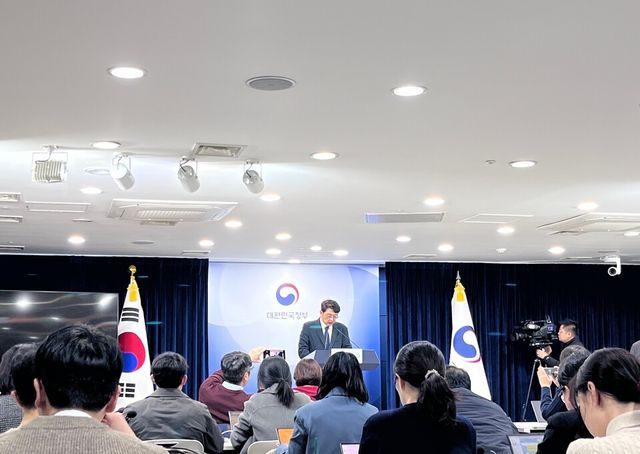 최우혁 과기정통부 네트워크정책실장이 24일 정부서울청사에서 안면인증 관련 브리핑을 진행하고 있다./박정현 기자