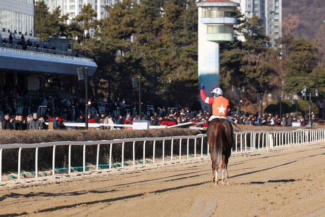 경주 직후 팬들에게 인사를 건네는 박태종 기수의 모습. /한국마사회 제공