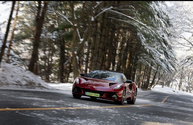 로터스 '에미라'의 주행 모습./로터스코리아