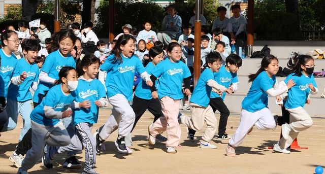 인천 부평구 부곡초등학교에서 열린 3~4학년 가을운동회에서 3학년 학생들이 게임을 위해 달려 나오고 있다. /연합뉴스