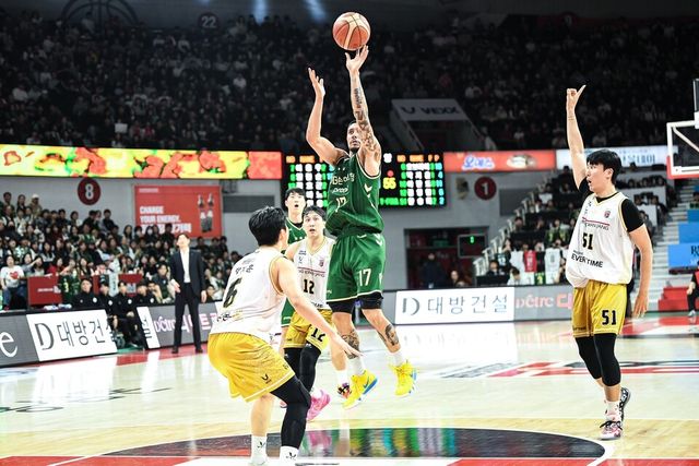 원주 DB 이선 알바노(17번)가 슛을 쏘고 있다. /KBL 제공