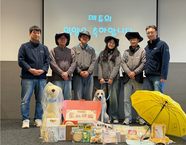 임시보호견 1호 매튜가 새로운 가족의 품으로 입양된 모습. /소노인터내셔널 제공