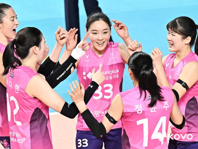 프로배구 V리그 여자부 흥국생명 이나연(가운데). /KOVO 제공