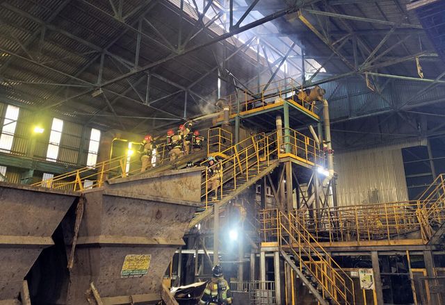 25일 오전 9시37분께 울산시 울주군 온산읍 고려아연 공장에서 불이 나 소방대원이 화재를 진압하고 있다./울산소방본부