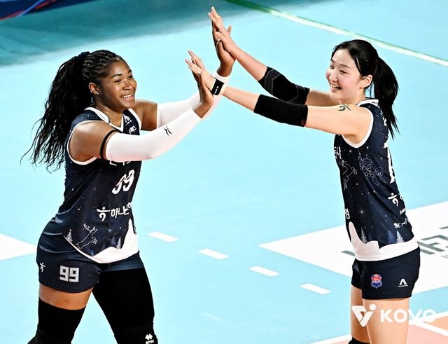 모마(왼쪽)와 김세빈. /한국배구연맹 제공