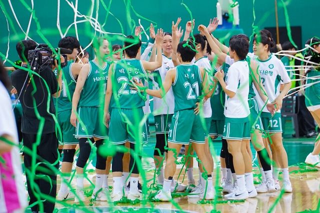 하나은행 선수들이 6연승 달성 직후 기뻐하고 있다. /WKBL 제공