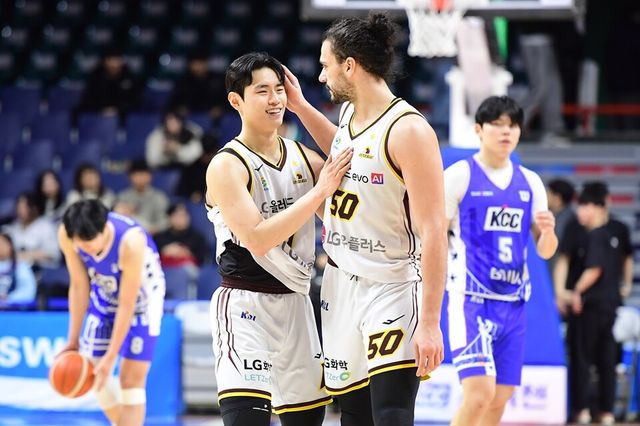 유기상(왼쪽)과 마레이가 KCC전 승리 후 기뻐하고 있다. /KBL 제공