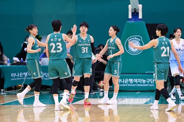 하나은행 선수단. /WKBL 제공