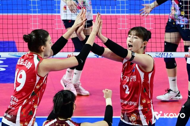 IBK기업은행 이주아(오른쪽)와 빅토리아 댄착이 하이파이브를 하고 있다. /한국배구연맹 제공